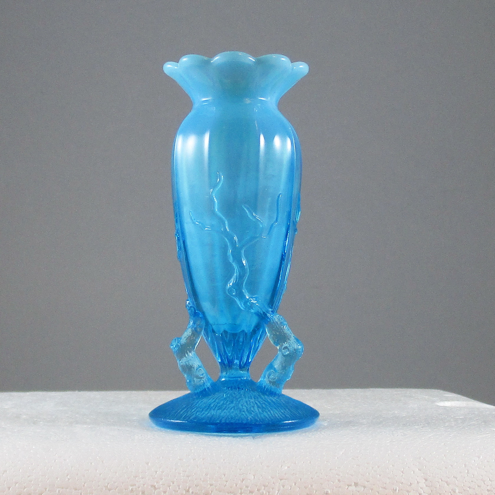 Featured image of post Fenton Blue Glass Vase Antique : Fenton art glass is still renowned for its beautiful colors and patterns and every glass object is an individual piece of light and colour created by master glassworkers and skilled decorators.